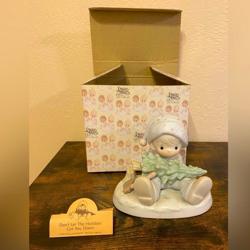 Precious Moments : “Don’t Let The Holidays Get You Down” figurine